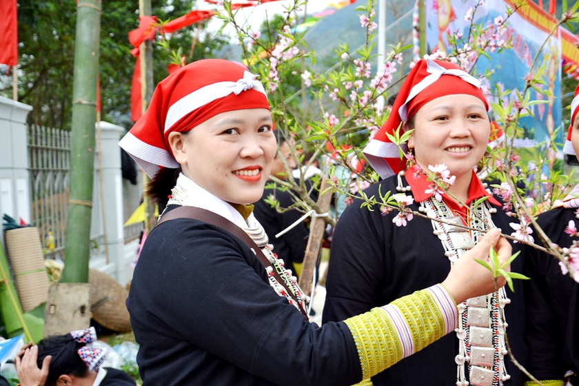 Lào Cai tôn vinh nét đẹp, giá trị văn hóa trang phục truyền thống các dân tộc- Ảnh 9.