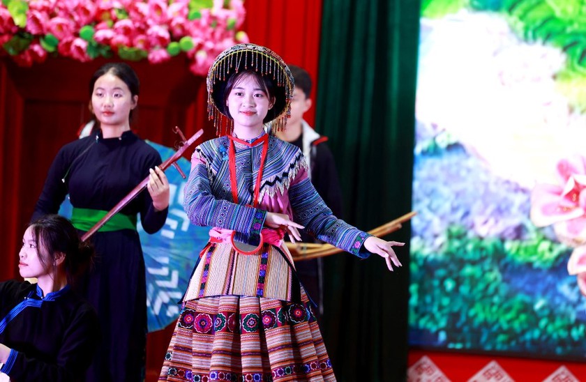 Lào Cai tôn vinh nét đẹp, giá trị văn hóa trang phục truyền thống các dân tộc- Ảnh 4.