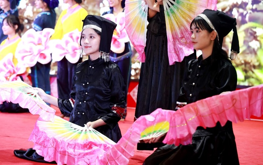 Lào Cai tôn vinh nét đẹp, giá trị văn hóa trang phục truyền thống các dân tộc- Ảnh 7.
