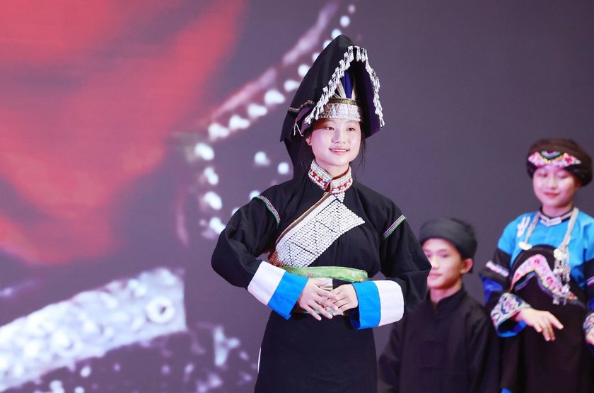 Lào Cai tôn vinh nét đẹp, giá trị văn hóa trang phục truyền thống các dân tộc- Ảnh 5.