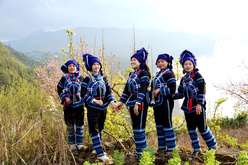 Lào Cai tôn vinh nét đẹp, giá trị văn hóa trang phục truyền thống các dân tộc- Ảnh 10.