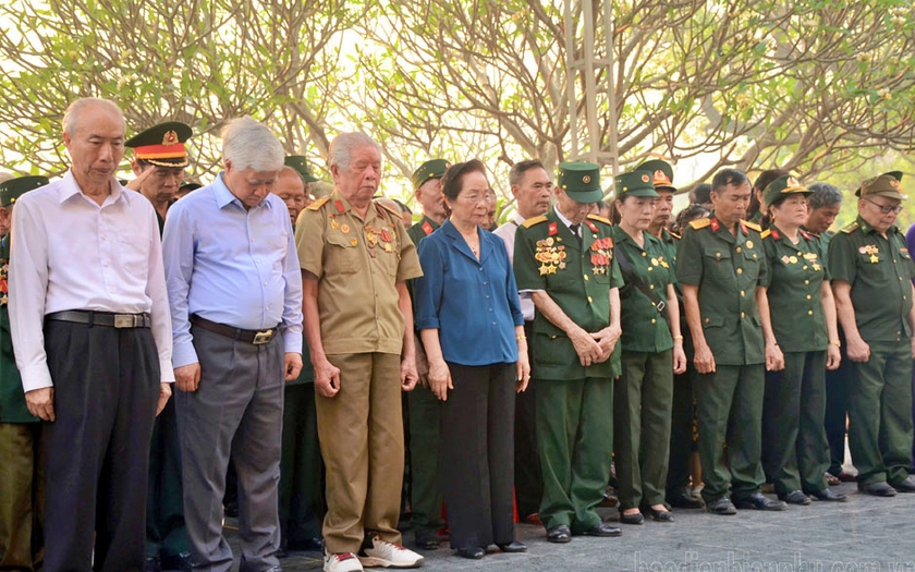 Chủ tịch Hội Khuyến học Việt Nam dâng hương tri ân liệt sĩ Điện Biên Phủ, trao tặng học bổng cho học sinh Điện Biên- Ảnh 2.