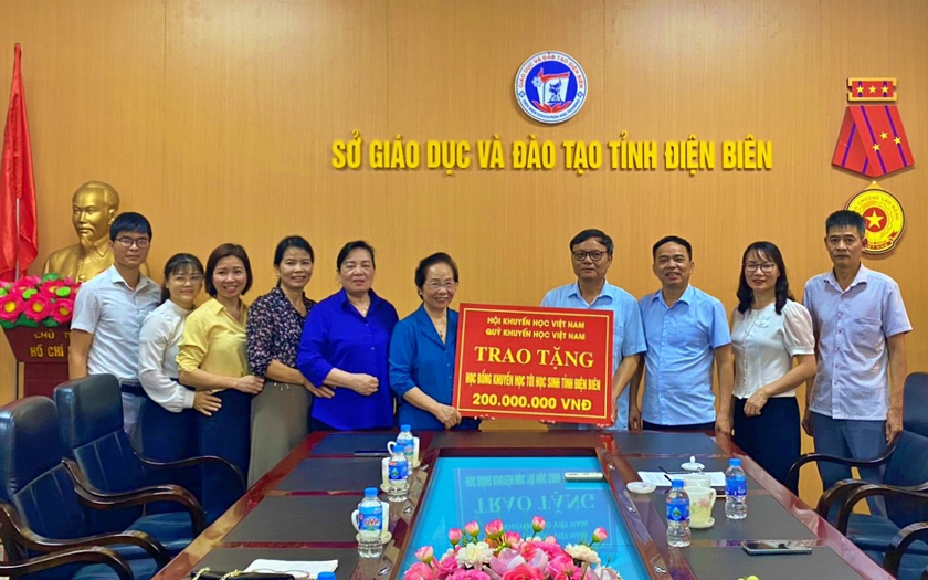 Chủ tịch Hội Khuyến học Việt Nam dâng hương tri ân liệt sĩ Điện Biên Phủ, trao tặng học bổng cho học sinh Điện Biên- Ảnh 3.