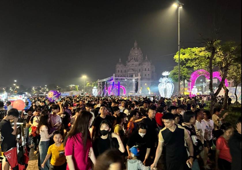 Hàng vạn người dân và du khách "mãn nhãn" với màn pháo hoa mừng Lễ hội Đền Hùng- Ảnh 1.