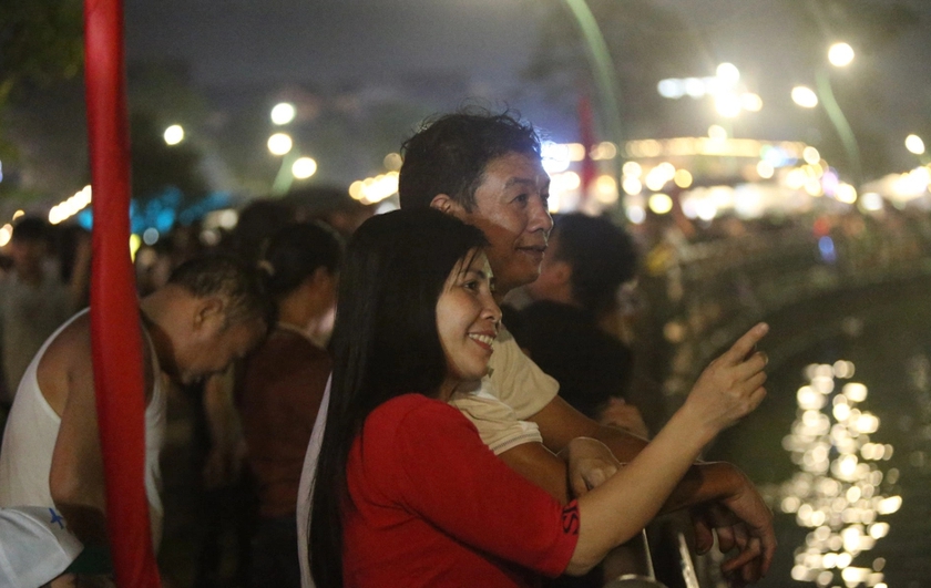 Hàng vạn người dân và du khách "mãn nhãn" với màn pháo hoa mừng Lễ hội Đền Hùng- Ảnh 9.