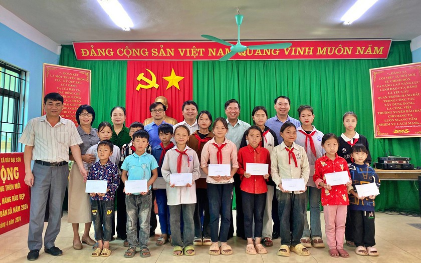Hội Khuyến học tỉnh Hà Giang trao 40 suất học bổng cho học sinh nghèo vượt khó tại Yên Minh, Quản Bạ- Ảnh 3.