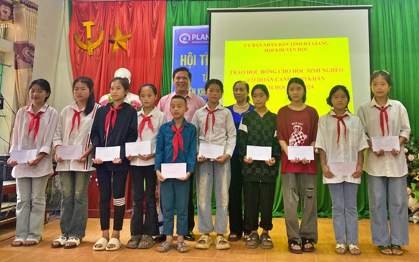 Hội Khuyến học tỉnh Hà Giang trao 40 suất học bổng cho học sinh nghèo vượt khó tại Yên Minh, Quản Bạ- Ảnh 4.