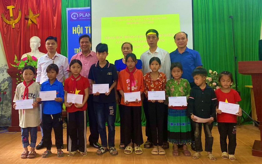 Hội Khuyến học tỉnh Hà Giang trao 40 suất học bổng cho học sinh nghèo vượt khó tại Yên Minh, Quản Bạ- Ảnh 5.