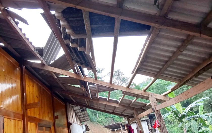 Lào Cai: Dông lốc làm hư hại hàng trăm ngôi nhà- Ảnh 1.