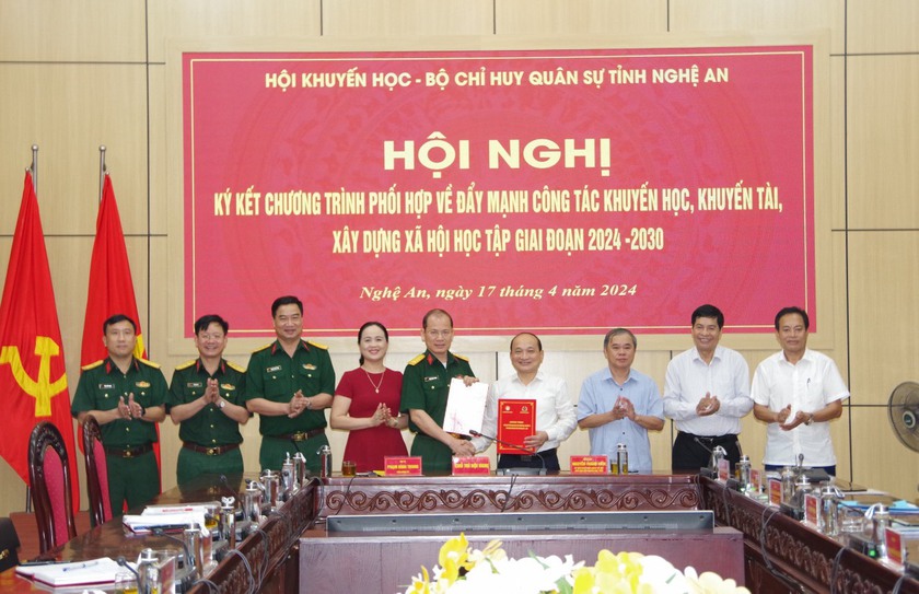 Hội Khuyến học tỉnh Nghệ An và Bộ Chỉ huy Quân sự tỉnh Nghệ An ký kết chương trình phối hợp- Ảnh 1.