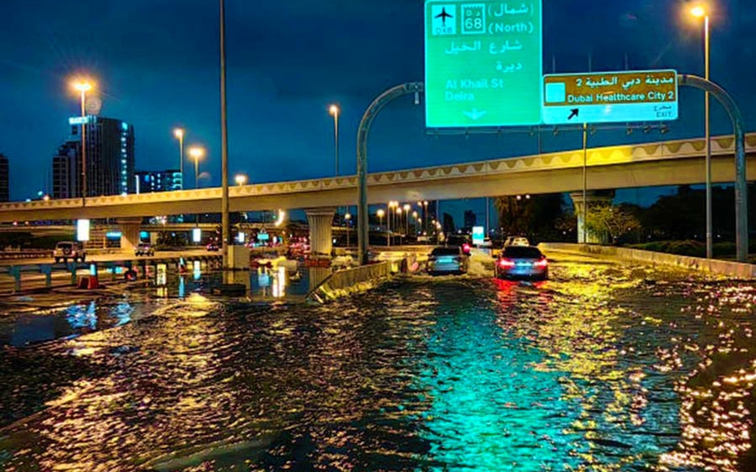 Mưa bão dữ dội khiến UAE đình trệ mọi hoạt động, hàng nghìn du khách "mắc kẹt" tại sân bay Dubai- Ảnh 2.