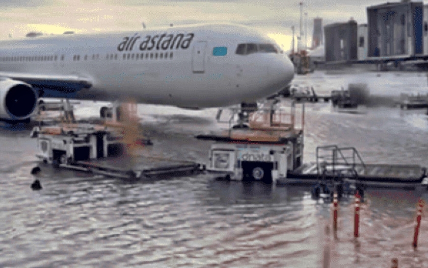 Mưa bão dữ dội khiến UAE đình trệ mọi hoạt động, hàng nghìn du khách "mắc kẹt" tại sân bay Dubai- Ảnh 3.