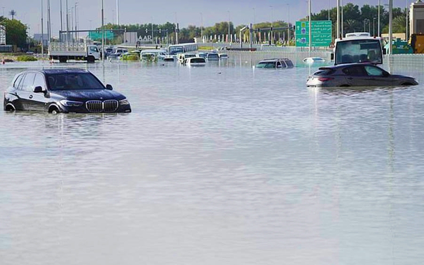 Mưa bão dữ dội khiến UAE đình trệ mọi hoạt động, hàng nghìn du khách "mắc kẹt" tại sân bay Dubai- Ảnh 1.