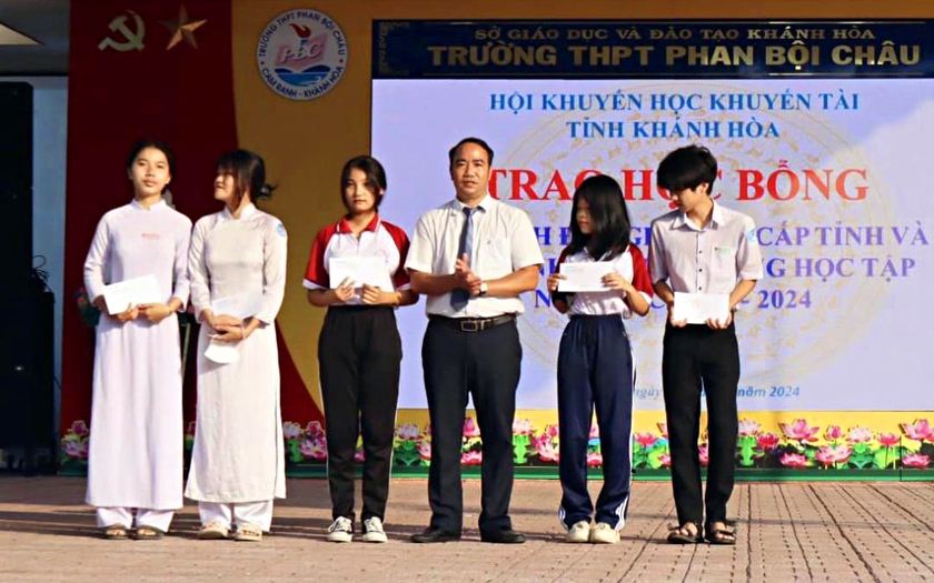 Quỹ Khuyến học - Khuyến tài tỉnh Khánh Hòa trao học bổng tặng học sinh học giỏi- Ảnh 1.