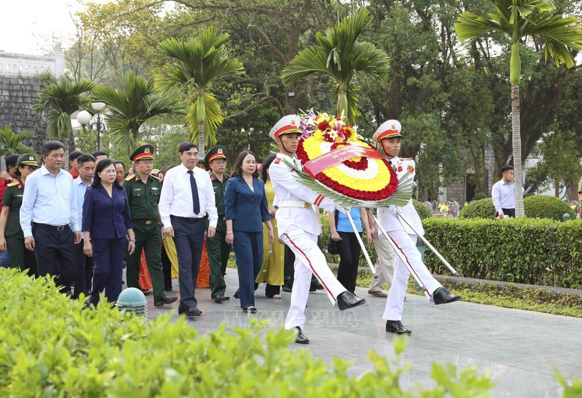 Quyền Chủ tịch nước dâng hương tưởng niệm anh hùng liệt sĩ tại Điện Biên Phủ, thăm các chiến sĩ Điện Biên- Ảnh 1.