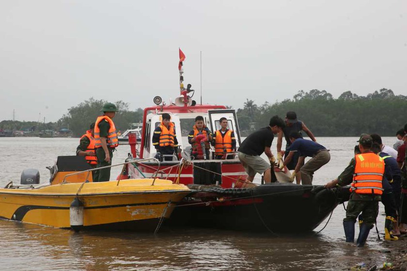Vụ lật thuyền do dông lốc ở Quảng Ninh: Tìm thấy thi thể 2 nạn nhân- Ảnh 1.