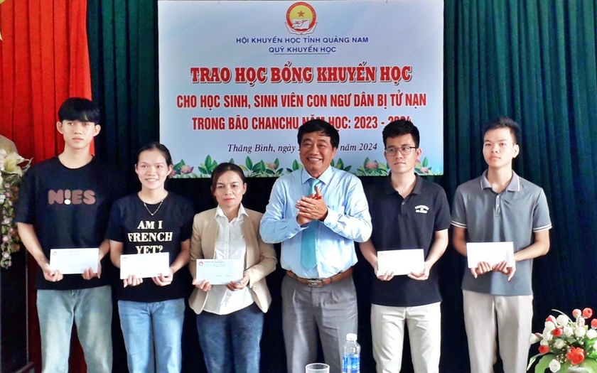 Hội Khuyến học tỉnh Quảng Nam trao học bổng cho học sinh, sinh viên con nạn nhân bão Chanchu- Ảnh 1.