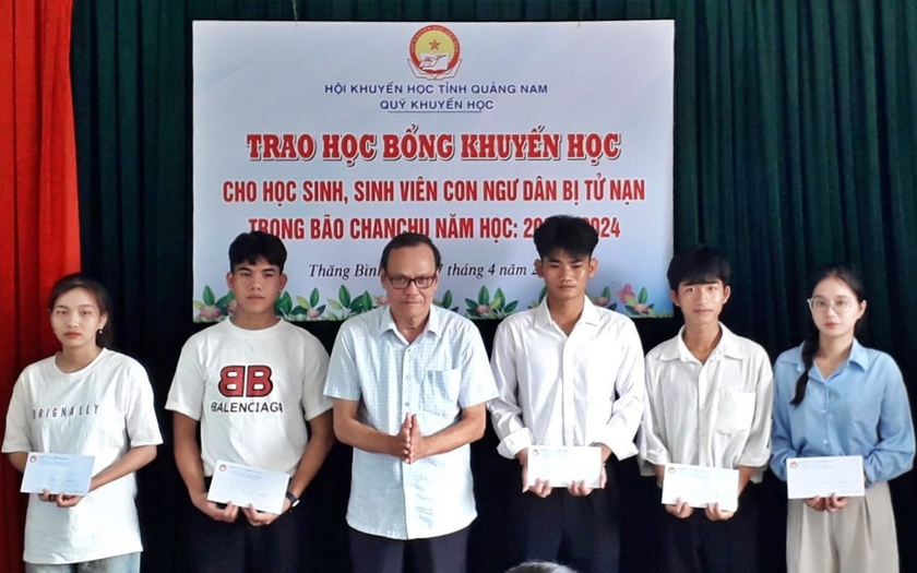 Hội Khuyến học tỉnh Quảng Nam trao học bổng cho học sinh, sinh viên con nạn nhân bão Chanchu- Ảnh 2.