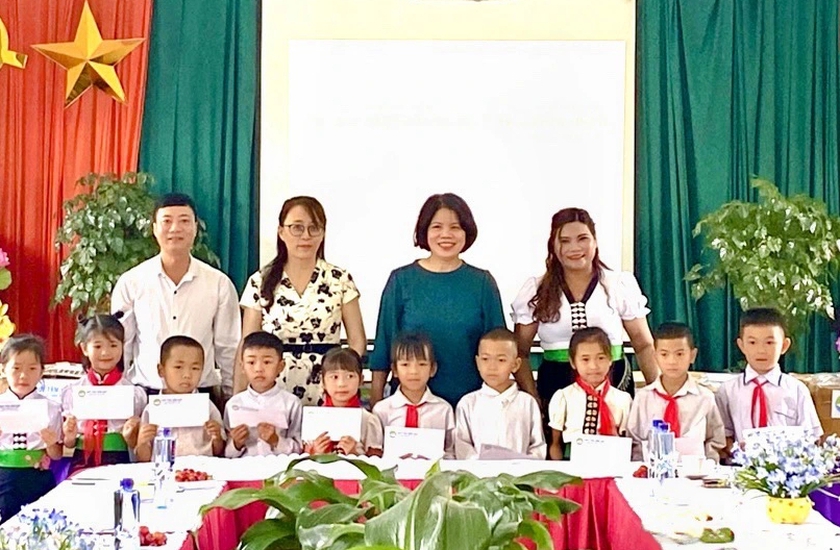Tặng học bổng cho học sinh trường tiểu học mang tên Đại tướng Võ Nguyên Giáp- Ảnh 1.