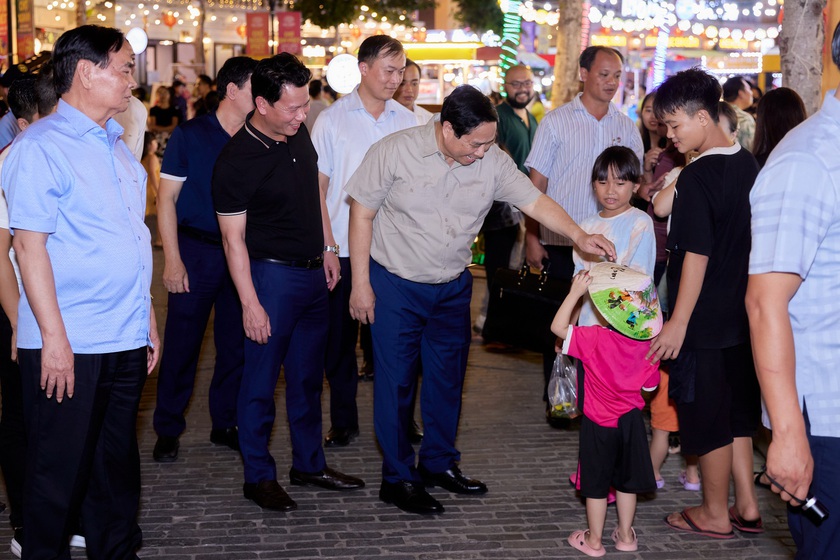Thủ tướng Phạm Minh Chính khảo sát các dự án tại Thị trấn Hoàng Hôn, Phú Quốc- Ảnh 8.