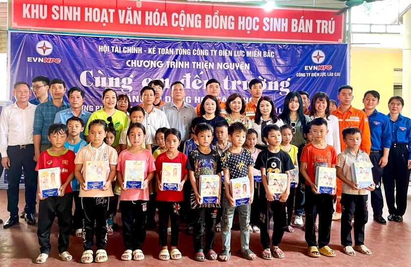 Điện lực Lào Cai tổ chức chương trình thiện nguyện "Cùng em đến trường"- Ảnh 1.