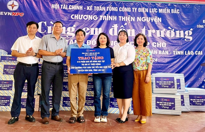 Điện lực Lào Cai tổ chức chương trình thiện nguyện "Cùng em đến trường"- Ảnh 2.