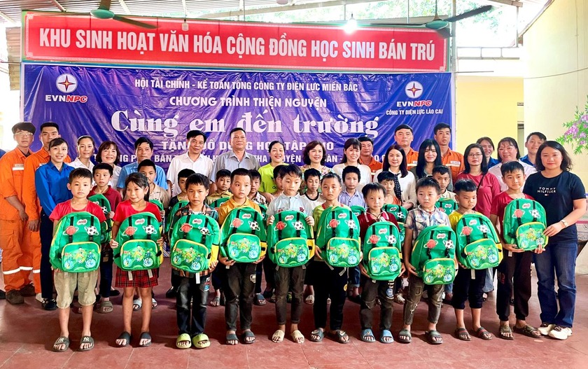 Điện lực Lào Cai tổ chức chương trình thiện nguyện "Cùng em đến trường"- Ảnh 5.