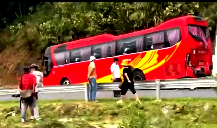 Tai nạn giao thông trên tuyến đường mới Lào Cai - Sa Pa: 3 xe khách đâm nhau liên hoàn, 1 người tử vong- Ảnh 3.