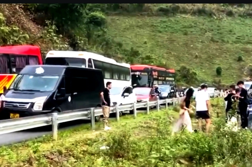 Tai nạn giao thông trên tuyến đường mới Lào Cai - Sa Pa: 3 xe khách đâm nhau liên hoàn, 1 người tử vong- Ảnh 1.
