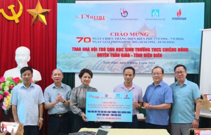 Đoàn công tác Hội Nhà báo Hà Nội làm việc tại Điện Biên, trao tặng kinh phí xây dựng trường học- Ảnh 1.