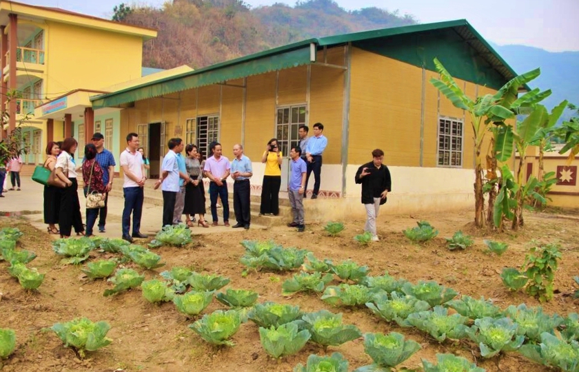 Đoàn công tác Hội Nhà báo Hà Nội làm việc tại Điện Biên, trao tặng kinh phí xây dựng trường học- Ảnh 2.