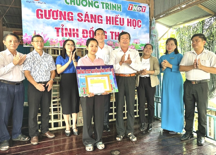 Hội Khuyến học tỉnh Đồng Tháp trao học bổng Gương sáng hiếu học tặng sinh viên Hồ Thị Trúc Phương- Ảnh 2.