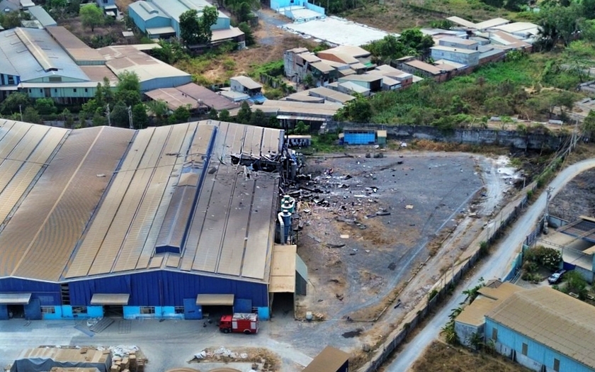 Hiện trường vụ nổ đã làm sập tường nhà xưởng và rách mái nhà xưởng Công ty gỗ Bình Minh.
