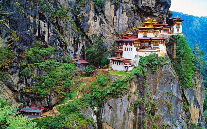 Bhutan thu hút khách du lịch nhờ cảnh sắc thiên nhiên và nền văn hóa nổi tiếng.