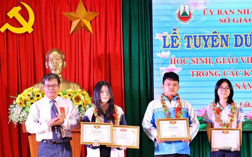 Đắk Lắk: Trao thưởng cho giáo viên xuất sắc và học sinh đạt giải các kỳ thi học sinh giỏi- Ảnh 1.