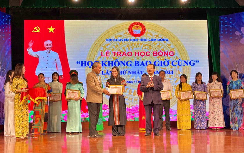 Lâm Đồng trao học bổng "Học không bao giờ cùng" cho 50 gương mặt xuất sắc trong học tập- Ảnh 2.
