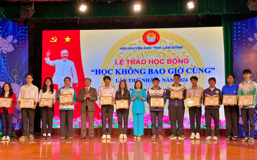 Lâm Đồng trao học bổng "Học không bao giờ cùng" cho 50 gương mặt xuất sắc trong học tập- Ảnh 3.