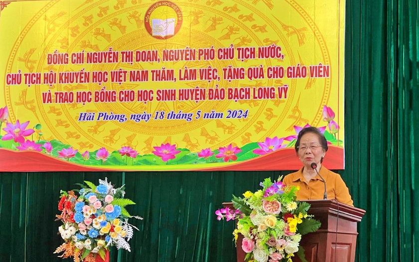 GS.TS Nguyễn Thị Doan thăm đảo Bạch Long Vĩ, tặng quà giáo viên và học sinh- Ảnh 1.