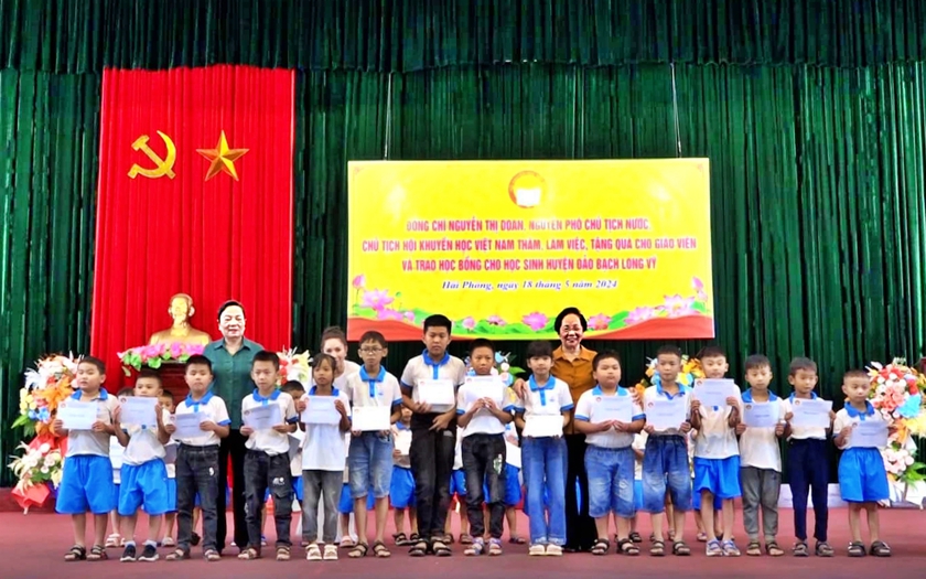 GS.TS Nguyễn Thị Doan thăm đảo Bạch Long Vĩ, tặng quà giáo viên và học sinh- Ảnh 5.