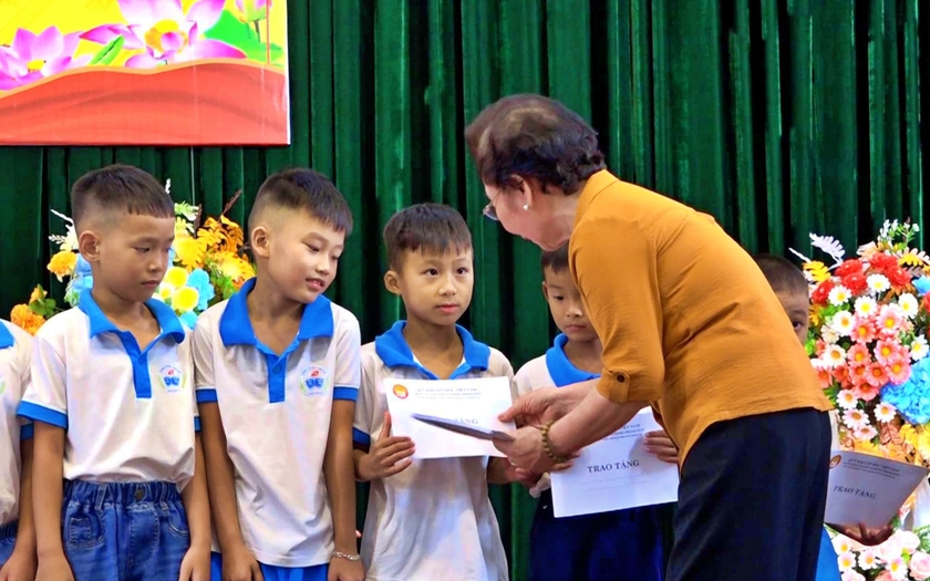 GS.TS Nguyễn Thị Doan thăm đảo Bạch Long Vĩ, tặng quà giáo viên và học sinh- Ảnh 2.
