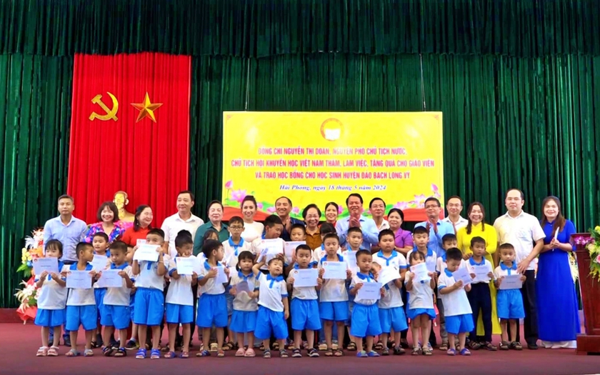 GS.TS Nguyễn Thị Doan thăm đảo Bạch Long Vĩ, tặng quà giáo viên và học sinh- Ảnh 3.
