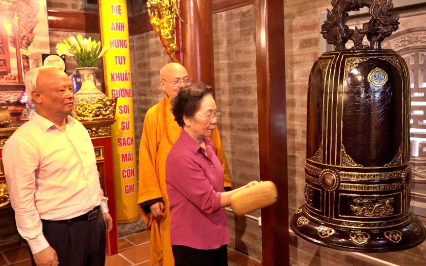 GS.TS Nguyễn Thị Doan thăm đảo Bạch Long Vĩ, tặng quà giáo viên và học sinh- Ảnh 8.
