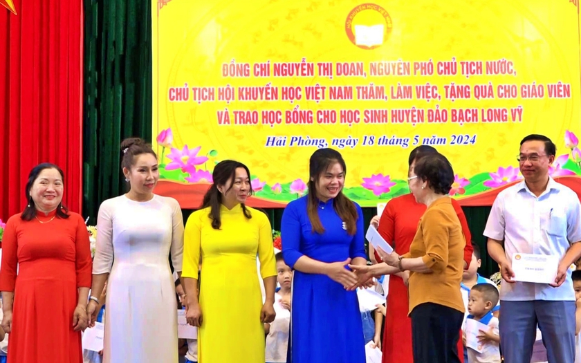 GS.TS Nguyễn Thị Doan thăm đảo Bạch Long Vĩ, tặng quà giáo viên và học sinh- Ảnh 4.