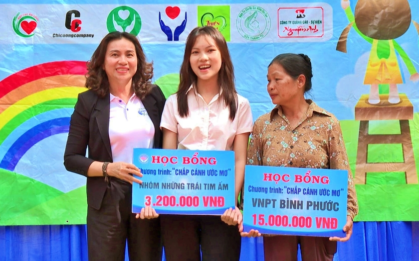 Trao học bổng "Chắp cánh ước mơ" cho học sinh Nguyễn Thị Thúy Nga- Ảnh 2.