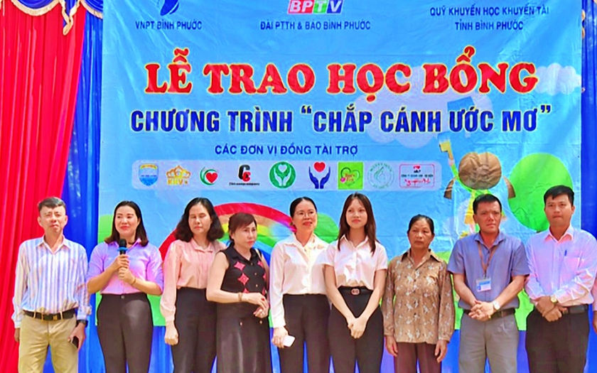 Trao học bổng "Chắp cánh ước mơ" cho học sinh Nguyễn Thị Thúy Nga- Ảnh 1.