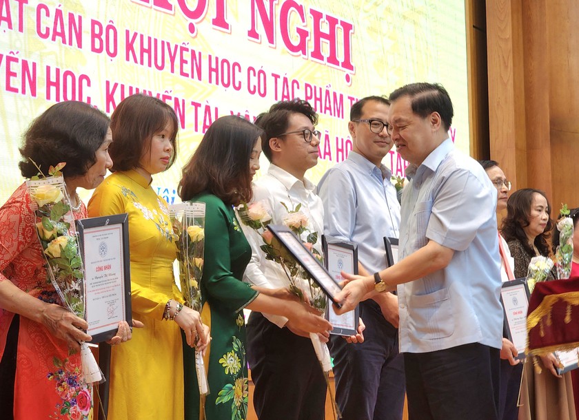 Hà Nội trao giải tác phẩm hay về khuyến học - khuyến tài, xây dựng xã hội học tập- Ảnh 4.