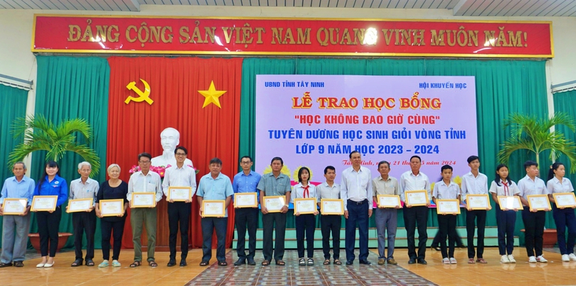 Tây Ninh trao học bổng "Học không bao giờ cùng", khích lệ phong trào học tập- Ảnh 1.