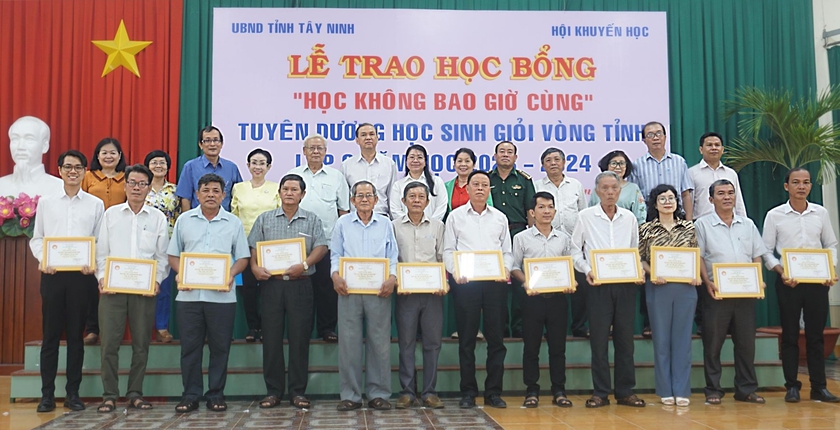 Tây Ninh trao học bổng "Học không bao giờ cùng", khích lệ phong trào học tập- Ảnh 2.