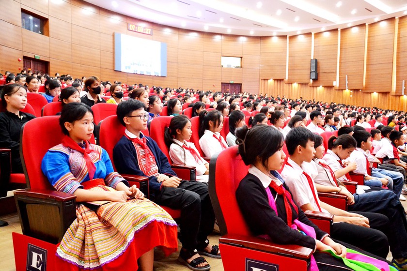 Lào Cai tuyên dương, khen thưởng 500 học sinh, sinh viên tiêu biểu xuất sắc- Ảnh 4.