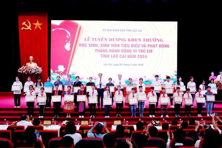 Lào Cai tuyên dương, khen thưởng 500 học sinh, sinh viên tiêu biểu xuất sắc- Ảnh 1.
